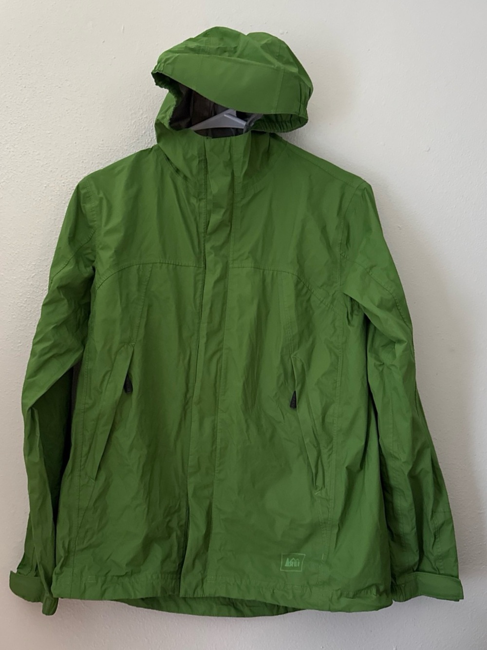 REI Elements rain and windbreaker jacket in a youth size L (14-16)